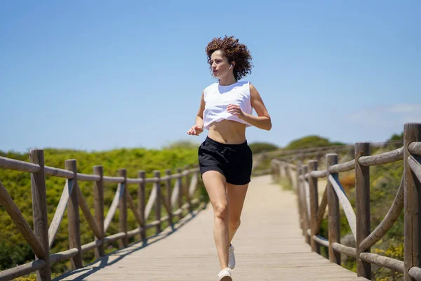 Corpo Pieno Giovane Atleta Donna Forma Abbigliamento Sportivo Che Jogging — Foto Stock