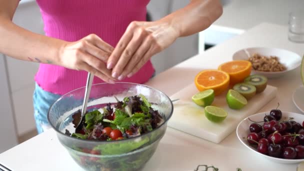 Mutfaktaki Masada Taze Sağlıklı Bir Salata Ile Limonu Kaseye Sıkıştıran — Stok video