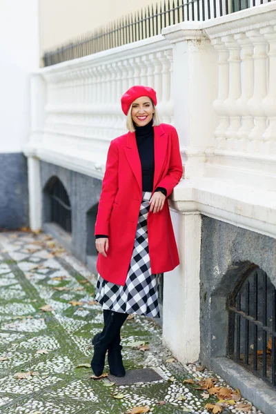 Cuerpo Completo Hembra Sonriente Con Abrigo Rojo Moda Boina Mirando —  Fotos de Stock