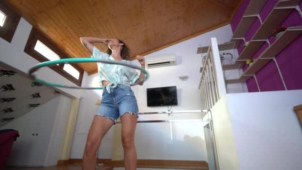 그녀의 가정의 거실에서 후프를 캐주얼 여성의 — 비디오