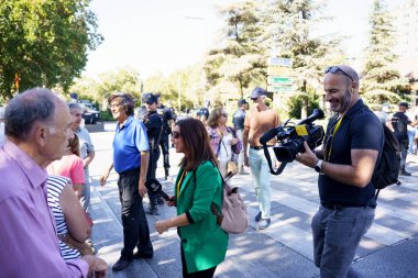 Granada, Endülüs, İspanya. 5 Ekim 2023. Medya ve TV, Granada 'daki Avrupa Zirvesi katılımcılarıyla konferans ve sergi merkezinde röportaj yapıyor..