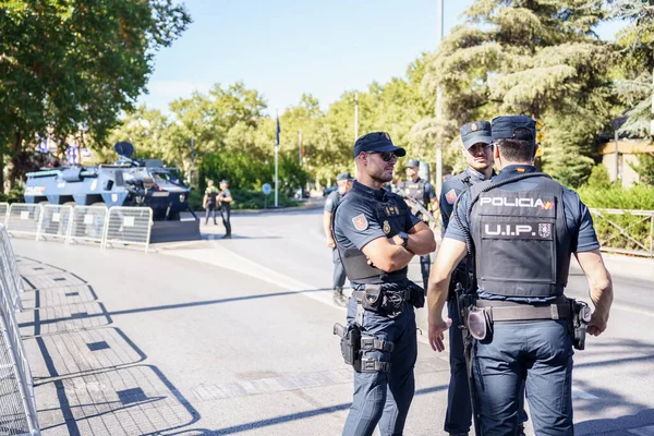 Granada, Endülüs, İspanya. 5 Ekim 2023. İspanya Ulusal Polisi, Granada 'daki Kongre ve Sergi Sarayı' nda Avrupa Zirvesi 'nin güvenliğini koruyor..