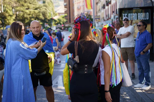 格拉纳达 安达卢西亚 西班牙2023年10月5日在格拉纳达举行的欧洲首脑会议上 乌克兰人身着乌克兰服装在大会和展览宫举行示威 — 图库照片