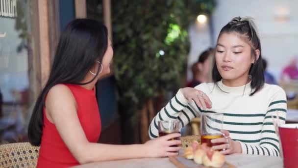 Keyifli Asyalı Genç Bayan Arkadaşlar Sıradan Kıyafetler Içinde Gülümseyip Birbirlerine — Stok video