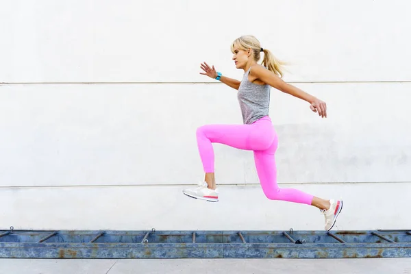 Ganzkörper Seitenansicht Einer Athletin Pinkfarbenen Leggings Und Weißen Turnschuhen Die — Stockfoto