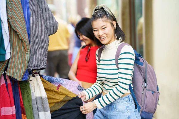 Positif Jeune Asiatique Femelle Vêtements Décontractés Avec Sac Dos Souriant — Photo