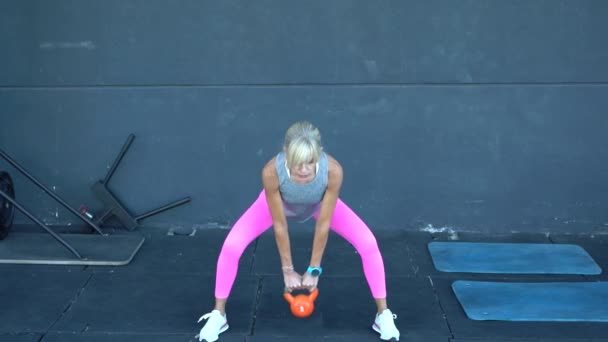Real Time Full Body Fit Sportswoman Pink Leggings Gray Tank — Vídeo de Stock