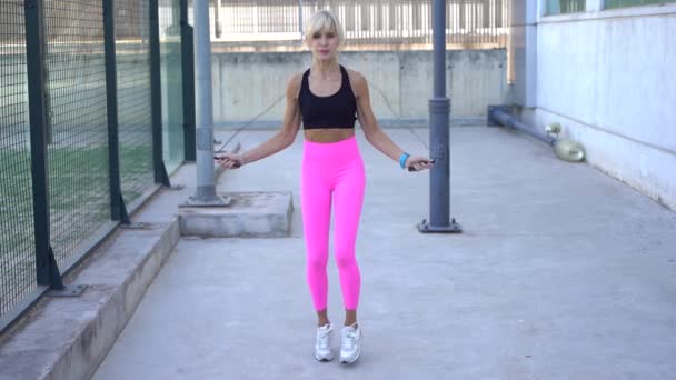 Slow Motion Full Kropp Mogen Sportig Kvinna Rosa Leggings Och — Stockvideo