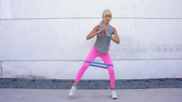 Spor Giyimli Esnek Bacaklı Spor Kıyafetli Gerçek Zamanlı Bir Kadın — Stok video