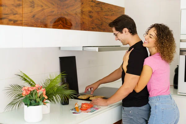 Seitenansicht Eines Glücklichen Erwachsenen Paares Das Der Nähe Der Kochstelle — Stockfoto