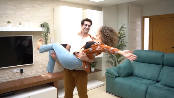 Zeitlupe Seitenansicht Eines Fröhlichen Erwachsenen Paares Das Einander Ansieht Während — Stockvideo