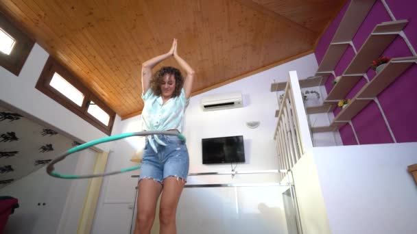 Slow Motion Plan Statique Angle Bas Jeune Femme Heureuse Tenue — Video