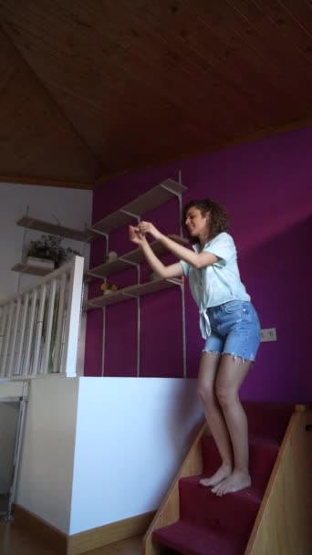 Mulher Feliz Pulando Alegria Uma Escada Sua Sala Estar Jovem — Vídeo de Stock