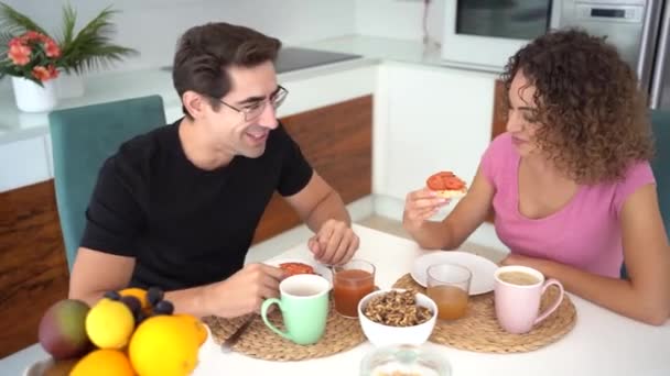 Echtzeit Von Oben Glückliches Erwachsenes Paar Gespräch Während Esstisch Mit — Stockvideo