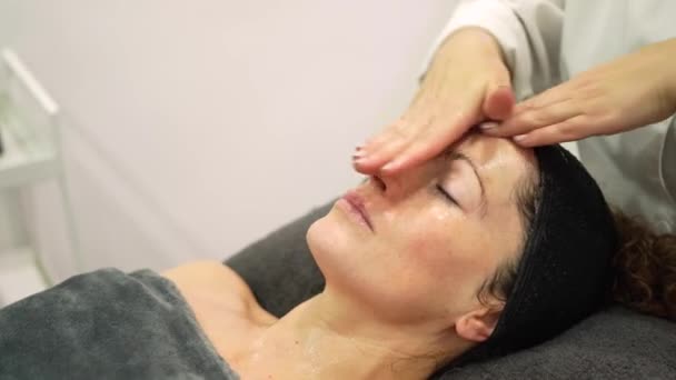 Temps Réel Cosmétologue Faire Massage Visage Cliente Couché Sur Une — Video