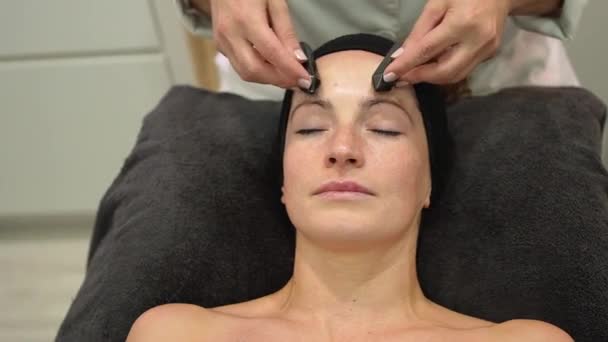 Zeitlupe Von Oben Ansicht Der Ernte Anonyme Kosmetikerin Massiert Gesicht — Stockvideo