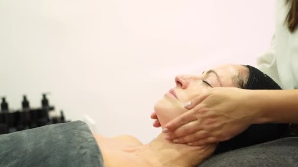 Tempo Real Cultura Cosmetician Feminino Anônimo Rosto Massagem Uniforme Mulher — Vídeo de Stock