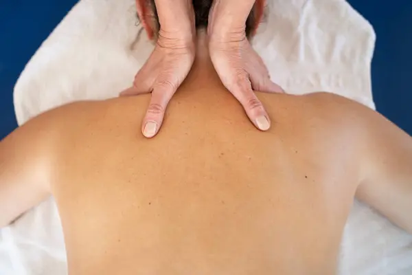 Top View Crop Anonymous Female Massage Therapist Rubbing Neck Shoulders — Stock Photo, Image