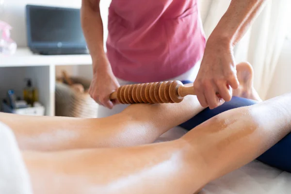 Crop Anonymous Female Osteopathy Therapist Using Wooden Device While Massaging — Stock Photo, Image