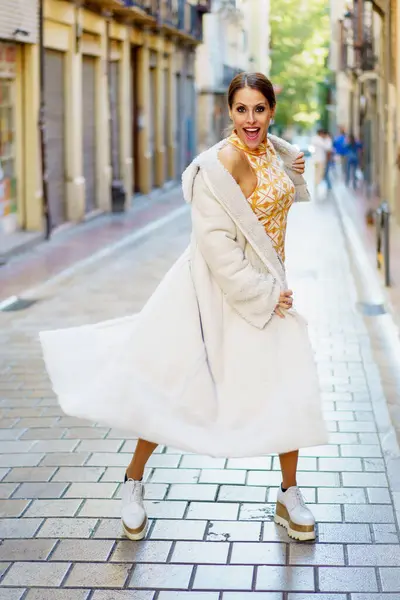 Sorrindo Elegante Jovem Mulher Vestindo Casaco Elegante Sapatos Rua Pavimentada — Fotografia de Stock