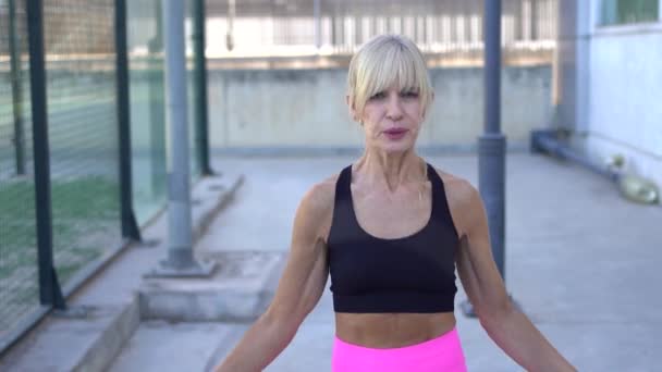 Aktif Giyimli Olgun Çekici Bir Kadının Spor Yaparken Spor Yaparken — Stok video