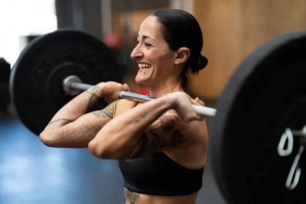 Spor Salonunda Ağırlık Kaldıran Gülümseyen Olgun Bir Kadının Yakın Plan — Stok fotoğraf
