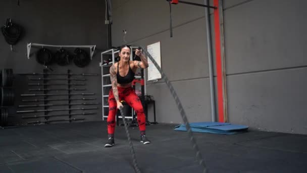 Зрелая Сильная Женщина Тренирующаяся Боевой Веревкой Современном Тренировочном Центре — стоковое видео