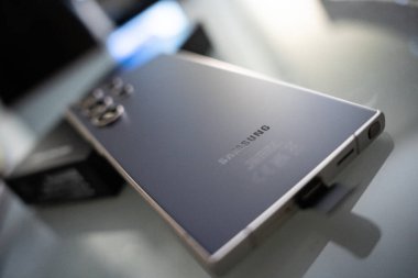 Granada, Endülüs, İspanya, 24 Ocak 2024: Yeni Samsung S24, Ultra akıllı telefonu. Resimli editör fotoğrafçılığı
