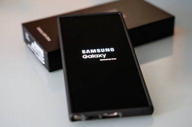 Granada, Endülüs, İspanya, 25 Ocak 2024: Yeni Samsung S24, Ultra akıllı telefonu kutusunda. Samsung logosuyla ekrana yeni geldi. Editör fotoğrafı. resimsel
