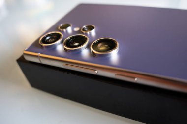 Granada, Endülüs, İspanya, 25 Ocak 2024: Yeni Samsung S24, Ultra akıllı telefonu kutusunda. Kameraların detayları. Resimli editör fotoğrafçılığı.