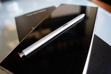 Granada, Endülüs, İspanya, 25 Ocak 2024: Yeni Samsung S24, Ultra akıllı telefonu. Kalem ekranda. Resimli editör fotoğrafçılığı