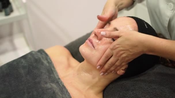 Mouvement Lent Cosmétologue Effectuant Massage Facial Cliente Allongé Sur Une — Video