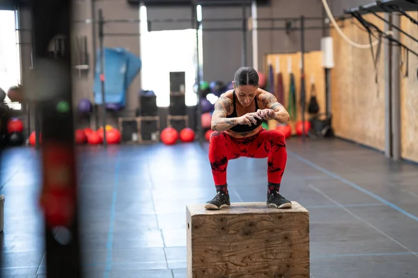 Zıpladıktan Sonra Spor Salonundaki Bir Kutuya Çömelmiş Güçlü Zinde Bir — Stok fotoğraf
