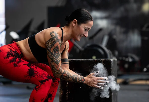 Magnesiumstof Drijvend Uit Handen Van Een Sportieve Vrouw Die Gewichten — Stockfoto