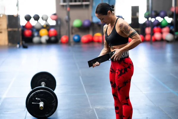 Sterke Vrouw Bereidt Zich Voor Gewichtheffen Met Behulp Van Veiligheidsgordel — Stockfoto