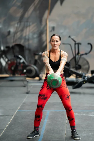 Spor Salonunda Kettlebell Salıncak Egzersizi Yapan Olgun Bir Kadının Dikey — Stok fotoğraf