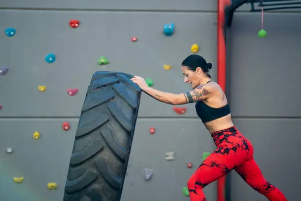 Wanita Dewasa Sportif Bekerja Dengan Roda Truk Gym — Stok Foto
