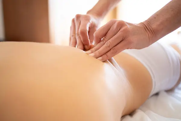 Crop Anonymous Female Massage Therapist Massaging Myofascial Trigger Points Back — Stock Photo, Image