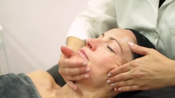 Temps Réel Cosmétologue Faire Massage Facial Jeune Femme Couché Sur — Video