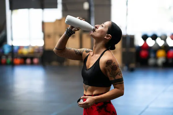 Cansada Deportista Madura Fuerte Bebiendo Agua Frasco Gimnasio — Foto de Stock