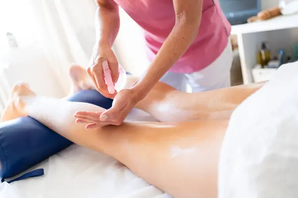 Modern Klinikteki Fizyoterapi Seansında Hastanın Bacaklarına Masaj Yaparken Yağlı Krem — Stok fotoğraf