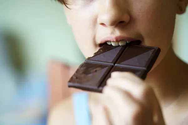 Primer Plano Adolescente Irreconocible Comiendo Deliciosa Barra Chocolate Casa Imagen de archivo