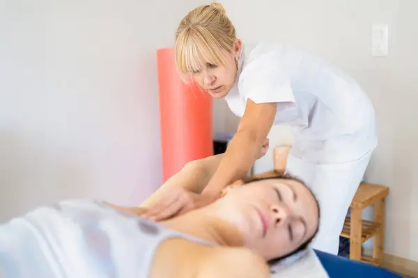 Physiothérapeute Féminine Ciblée Uniforme Blanc Massant Les Aisselles Femme Allongée — Photo