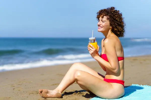 Вид Збоку Молоду Жінку Кучерявим Волоссям Бікіні Сидить Піщаному Пляжі — стокове фото