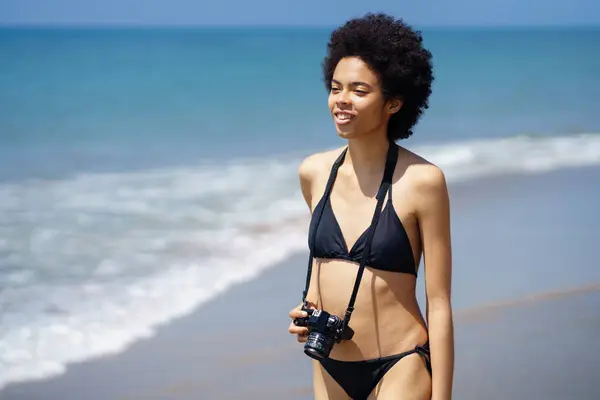 Optimistische Afroamerikanerin Badebekleidung Mit Professioneller Fotokamera Nassen Meeresufer Der Nähe Stockbild