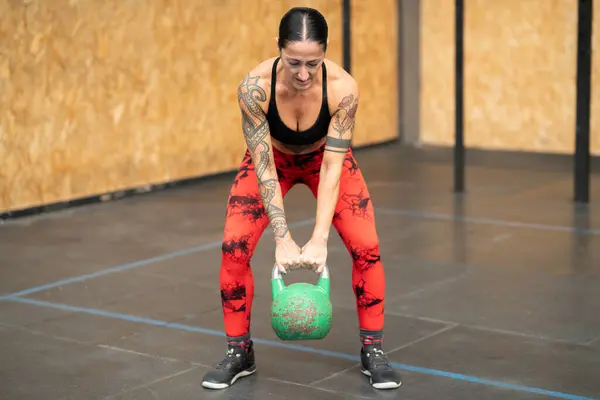 Güçlü Olgun Bir Kadın Spor Salonunda Kettlebell Kullanıyor Telifsiz Stok Fotoğraflar