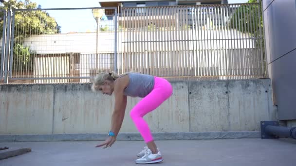 Vue Côté Ralenti Femme Blonde Athlétique Vêtements Sport Faisant Exercice — Video