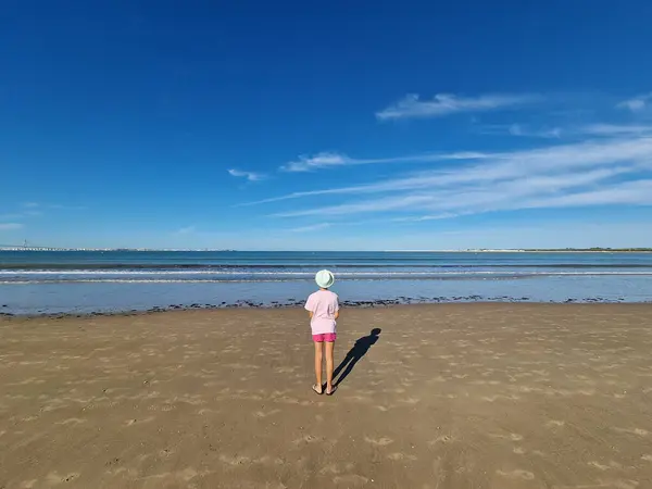 海の前で帽子をかぶった女の子 砂浜で Valdelagana Beach Puerto Santa Maria Cadiz アンダルシア スペイン ロイヤリティフリーのストック画像