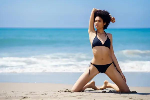 Teljes Test Karcsú Afro Amerikai Bikiniben Afro Hajjal Álomszerű Arccal Stock Fotó