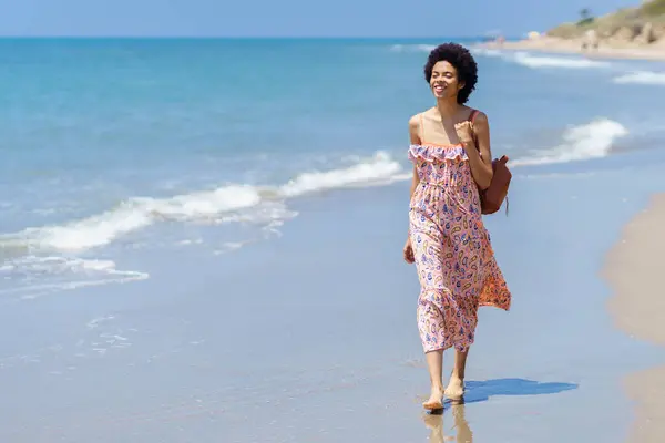 Cuerpo Completo Joven Mujer Afroamericana Vestido Colorido Sonriendo Mientras Pasa Imagen De Stock